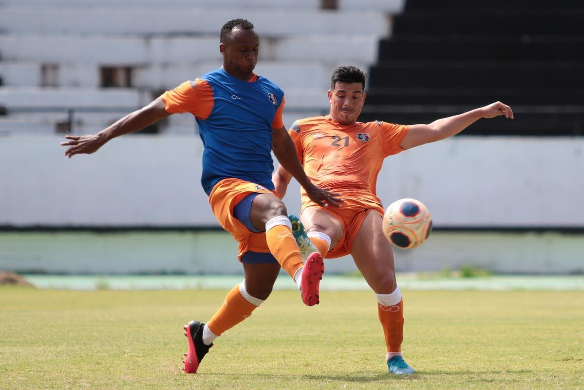 Jogadores do Santa Cruz treinaram no estádio do Arruda, já apresentando trabalhos com bola no gramado, sob a supervisão do técnico Itamar Schülle. Todos os atletas e os membros da comissão técnica seguem submetidos às medidas de afastamento social.