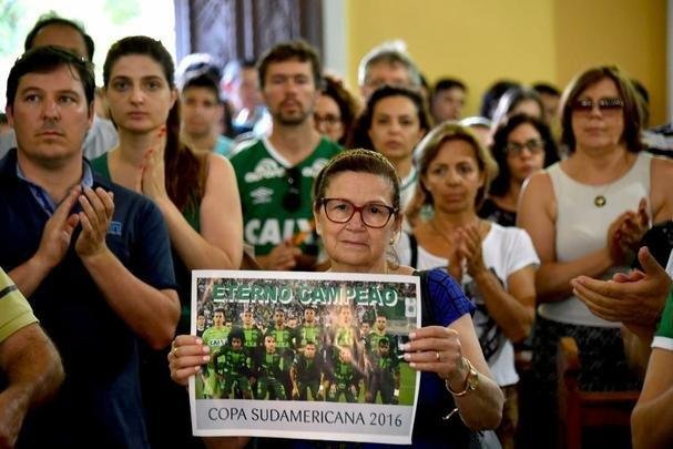 Chapec amanheceu arrasada: milhares de pessoas foram  Arena Cond chorar a morte de 71 pessoas na queda do avio que levava a Chapecoense a Medelln para a final da Copa Sul-Americana. Dia foi de oraes para a vtimas e os seis sobreviventes, dentre eles trs atletas: o goleiro Follmann, o zagueiro Neto e o lateral Alan Ruschel. Cidade do Oeste de Santa Catarina est de luto.