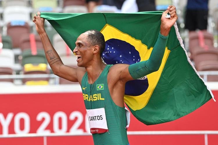 Alisson dos Santos conquistou bronze nos 400m com barreira em Tquio; veja a festa do Piu, o Malvado