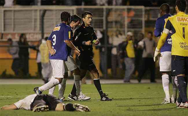 Sandro Meira Ricci deu pnalti de Gil em Ronaldo e expulsou zagueiro do Cruzeiro