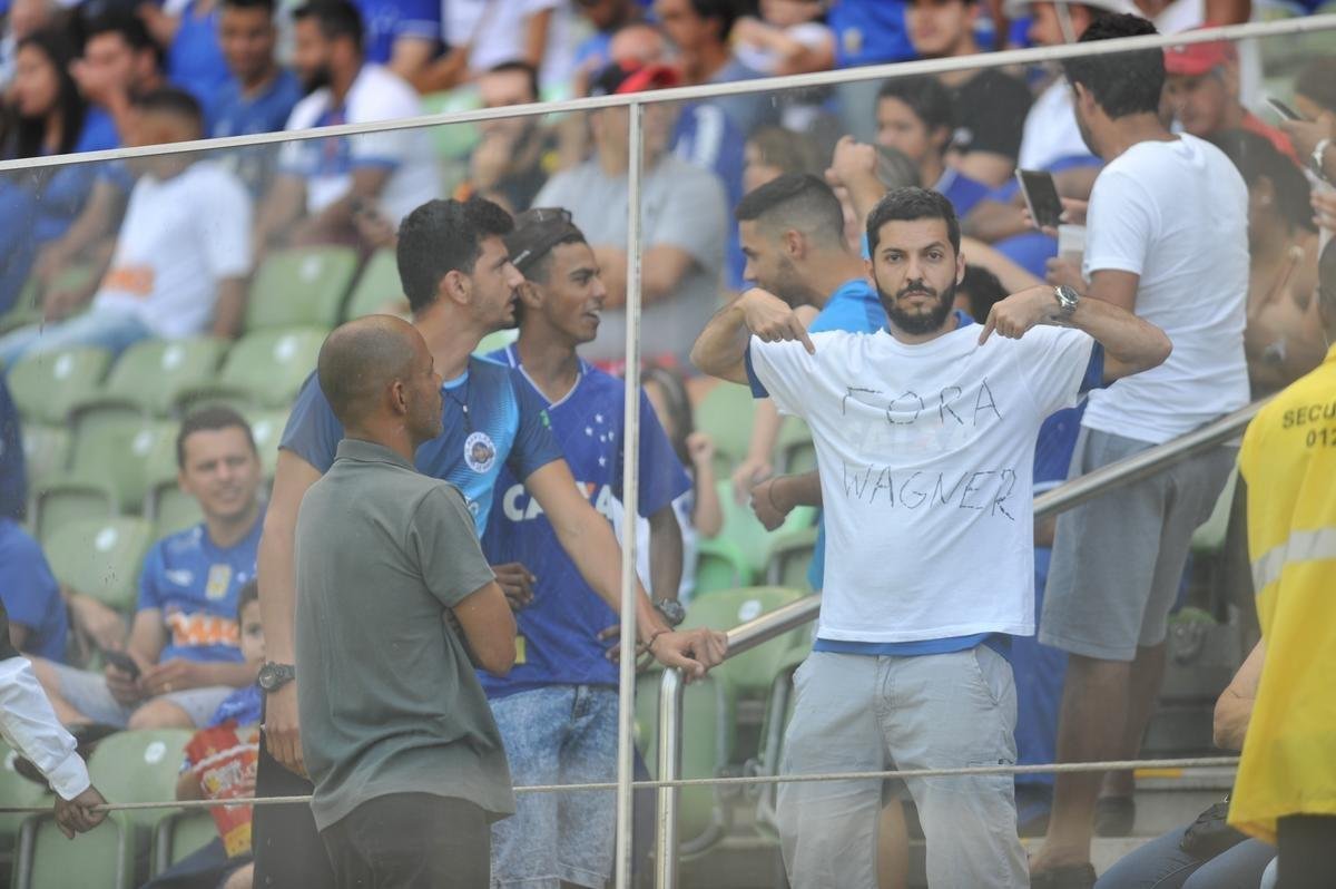 Segurana do Cruzeiro tenta impedir protesto de torcedor na arquibancada do Independncia