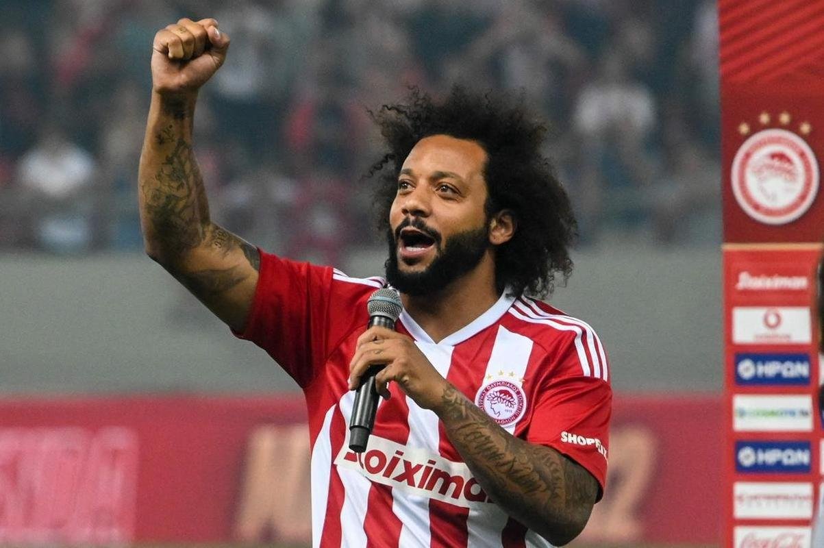 Marcelo, 34 anos - O nome mais badalado da lista  o de Marcelo, dolo do Real Madrid e hoje jogador do Olympiacos. Aos 34 anos, ele tem contrato apenas at junho com o clube da Grcia e, de acordo com o UOL, no ter o vnculo renovado uma vez que no atendeu s expectativas.