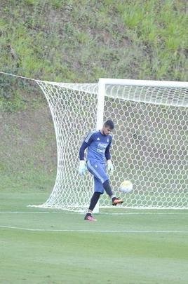 Seleo Argentina treinou nesta tera na Cidade do Galo com Lionel Messi. O craque cobrou faltas, afiou a pontaria e, em seguida, deixou a atividade mais cedo para se poupar. Na parte final, o tcnico Bauza orientou um trabalho em campo reduzido