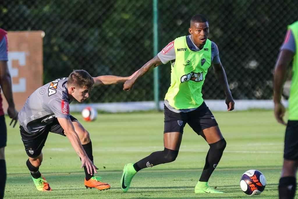 Fotos do treino do Galo com Victor e Luan em campo