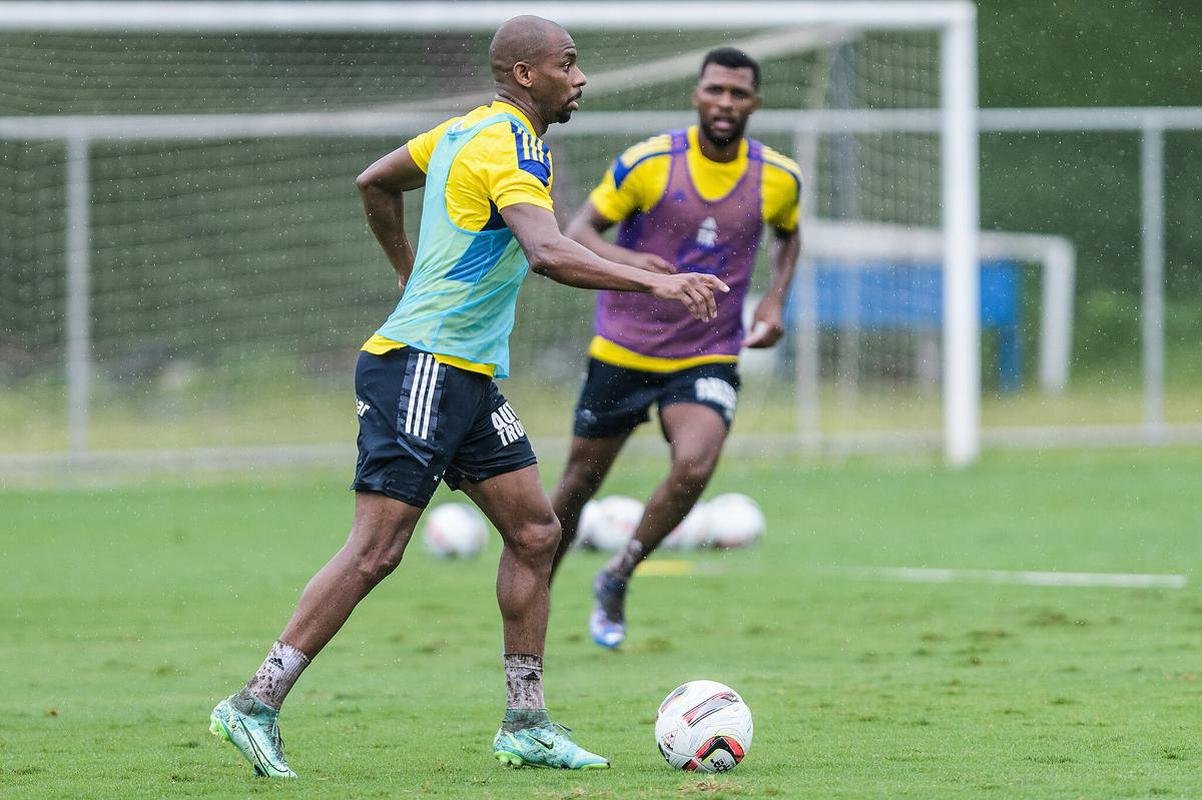 Imagens do treino do Cruzeiro neste sbado (8), sob forte chuva, na Toca da Raposa II, em Belo Horizonte