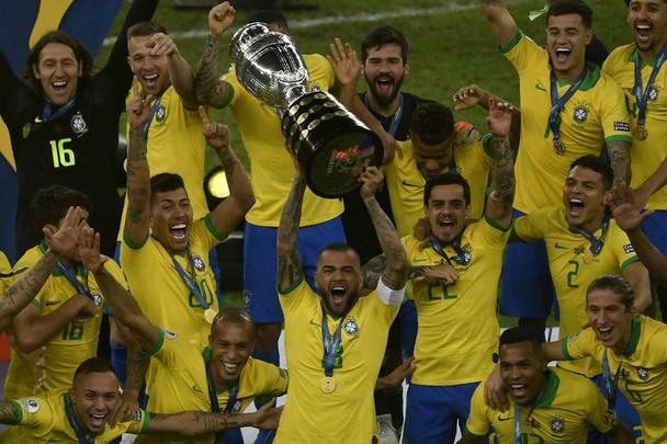 Seleção Brasileira derrota Peru por 3 a 1, conquista Copa América e ergue a taça no Maracanã; veja as fotos da festa do Brasil