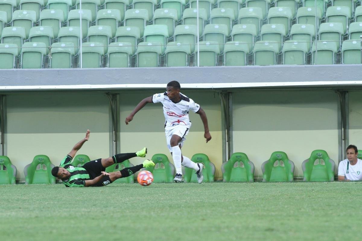 Lances da partida entre Amrica e Tupi. Coelho venceu no Independncia por 5 a 0