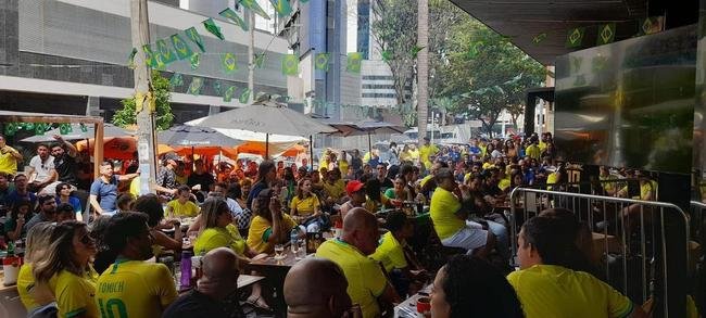Na regio da Savassi, em BH, torcedores vibram com vitria do Brasil sobre a Sua, por 1 a 0, pela segunda rodada do Grupo G da Copa do Mundo do Catar