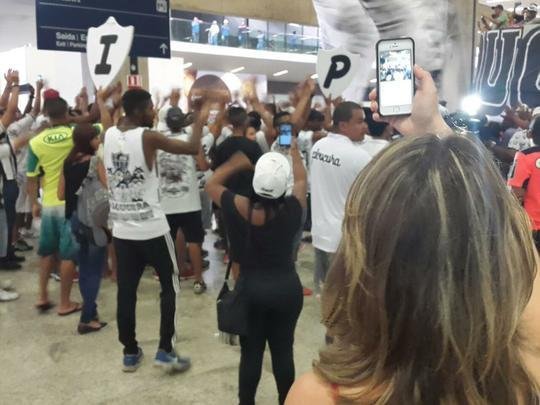 Torcedores do Atlético recebem jogadores com festa em Confins