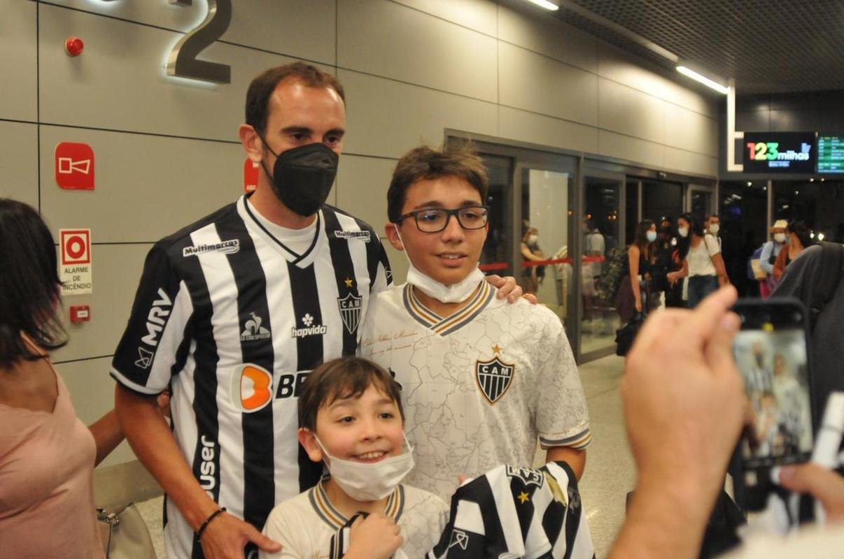 Novo reforo do Atltico, zagueiro uruguaio Diego Godn recebe carinho da torcida no desembarque em Confins