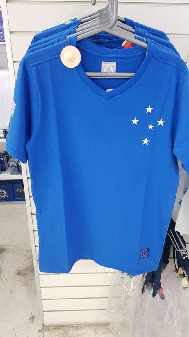 Camisas comemorativas lanadas por marca licenciada pelo Cruzeiro