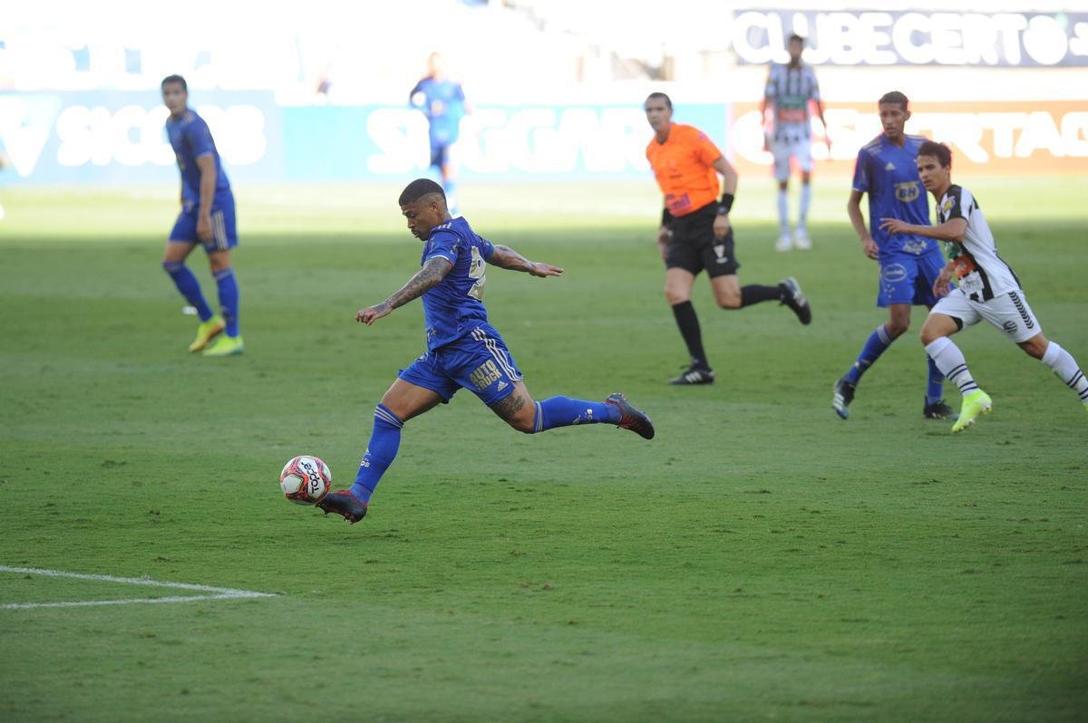 Fotos da vitria do Cruzeiro sobre o Athletic de So Joo del-Rei, por 1 a 0, no Mineiro, pela quarta rodada do Campeonato Mineiro de 2021. Marcelo Moreno, de pnalti, marcou o gol do triunfo celeste no Gigante da Pampulha