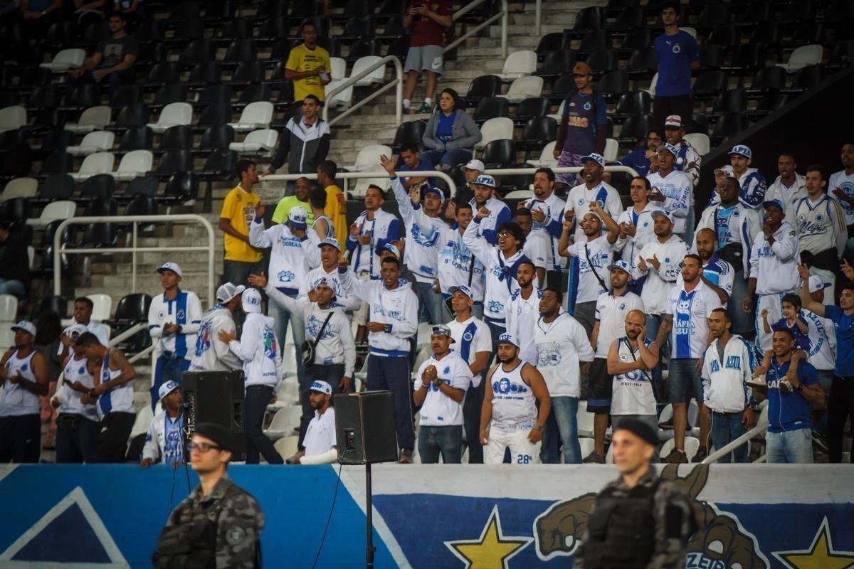 Imagens do jogo entre Botafogo e Cruzeiro, no Estdio Nilton Santos, no Rio de Janeiro