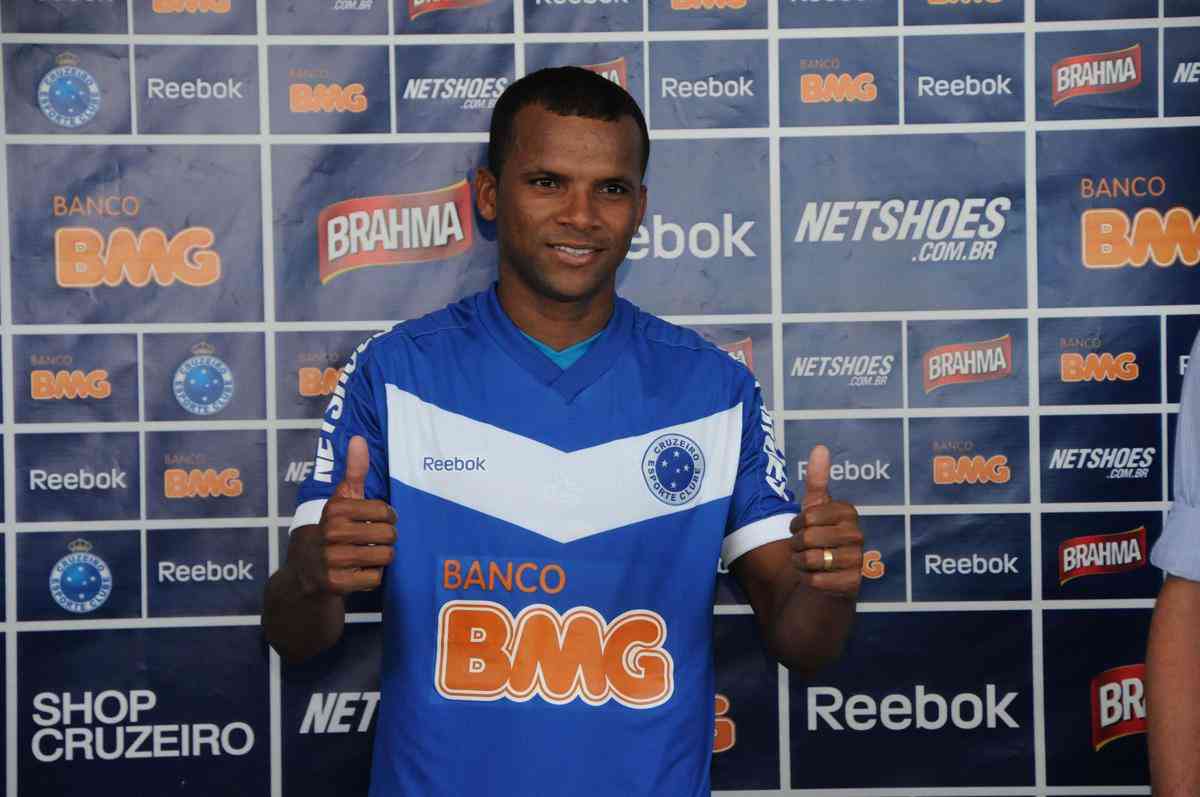 Vtor (lateral-direito) - Bola de Prata do Campeonato Brasileiro de 2008 pelo Gois, o jogador foi emprestado ao Cruzeiro pelo Palmeiras, que, em contrapartida, recebeu Wellington Paulista. Em 2011, disputou 22 jogos e recebeu muitas crticas da torcida por causa dos erros de marcao.