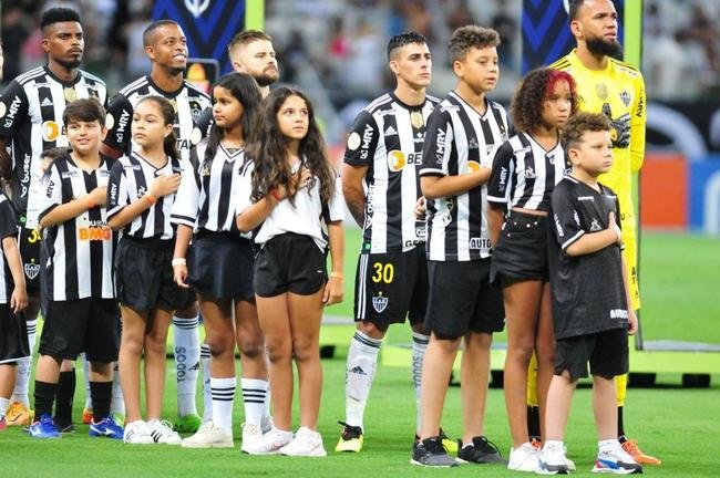 Mascotinhos do Atltico no jogo contra o Juventude, no Mineiro, pelo Campeonato Brasileiro de 2022