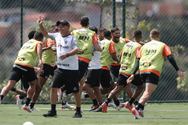 Com seriedade, mas tambm descontrao, o Atltico treinou sob sol forte na manh desta sexta-feira (21), na Cidade do Galo, em Vespasiano. Este foi o quinto dia de pr-temporada para o clube mineiro em 2022, sob o comando do tcnico argentino Antonio 'El Turco' Mohamed. Novas baixas, o volante Allan e o atacante Keno testaram positivo para COVID-19 e no participaram das atividades (ambos cumprem perodo de sete dias de isolamento social).