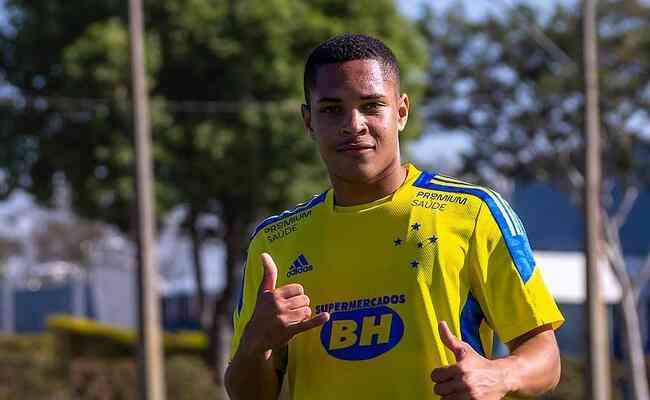 Com apenas 18 anos, Vitor Roque j tem uma partida com a camisa da Seleo Brasileira