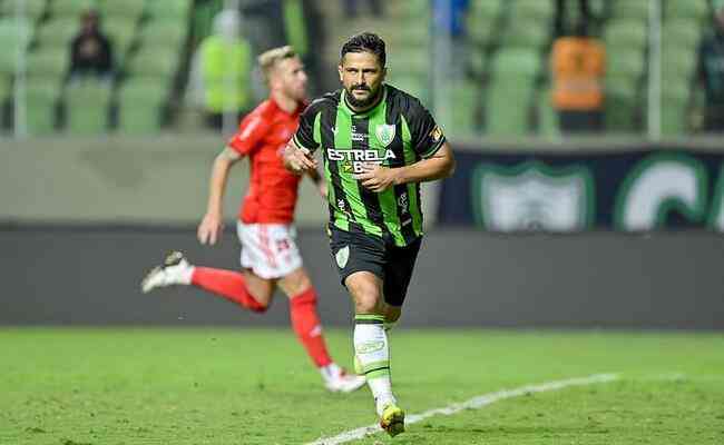 Alosio marcou os dois gols do Amrica-MG contra o Inter