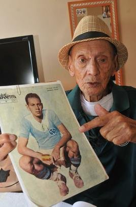 Recortes de jornais, revistas e a prpria memria de Nogueirinha contam parte da histria do Cruzeiro (fotos: Jair Amaral/EM D.A Press)