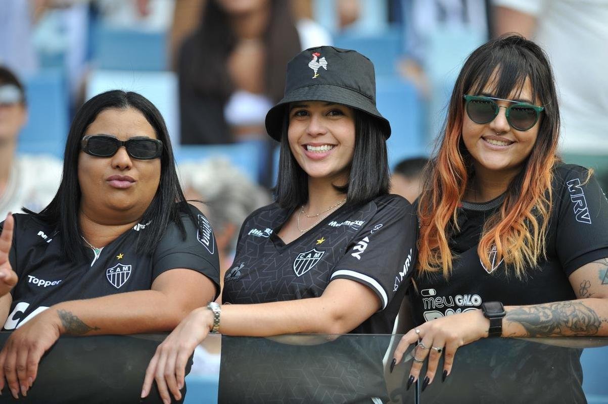 Fotos das torcidas de Atltico e Flamengo na Arena Pantanal, em Cuiab, durante a final da Supercopa do Brasil