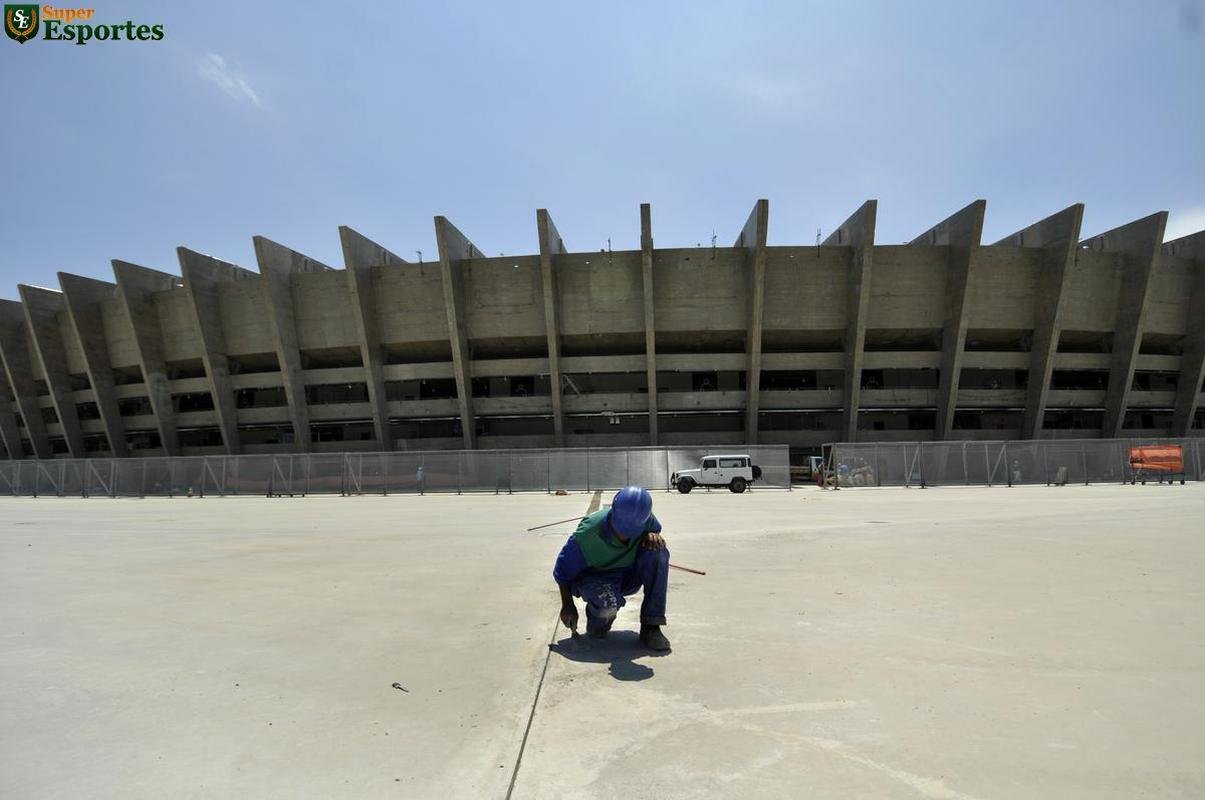 06/12/2012 - Esplanada quase pronta. Reforma entra na parte dos detalhes, do acabamento final.