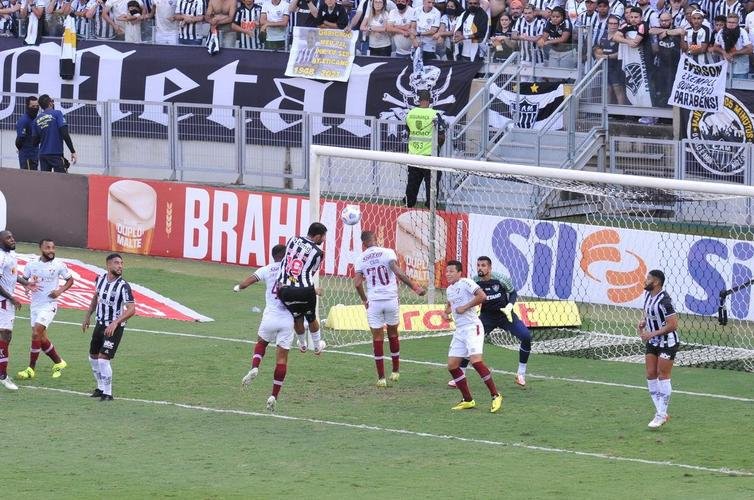 Ainda no primeiro tempo, o Atltico empatou em cobrana de pnalti de Hulk aps reviso do VAR: 1 a 1