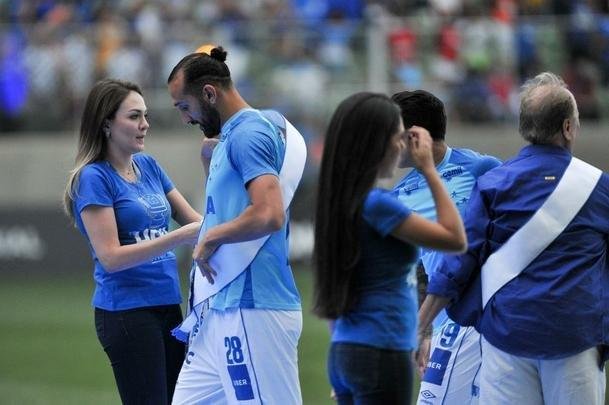 Jogadores, integrantes da comisso tcnica e dirigentes do Cruzeiro recebem faixas alusivas ao ttulo da Copa do Brasil