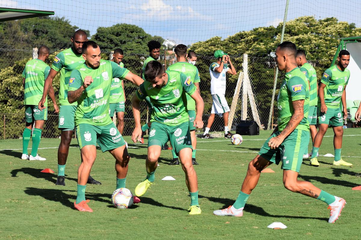 O América treinou na tarde desta segunda-feira (23), no CT Lanna Drumond, em Belo Horizonte. A atividade visou o confronto contra o Juventude, às 21h30 desta terça-feira (24), no Independência. A partida é válida pela 23ª rodada da Série B do Campeonato Brasileiro.