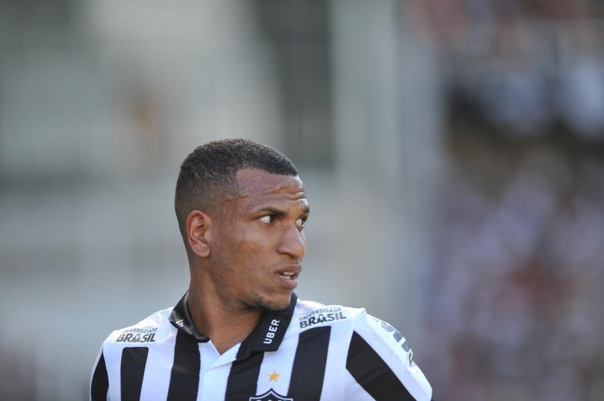 Imagens do duelo entre Atltico e Democrata-GV, no Independncia, pelo Campeonato Mineiro