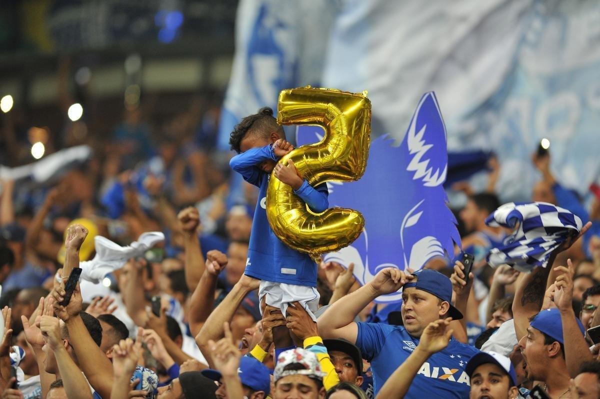 Da ansiedade  festa: torcedores do Cruzeiro foram  loucura no Mineiro