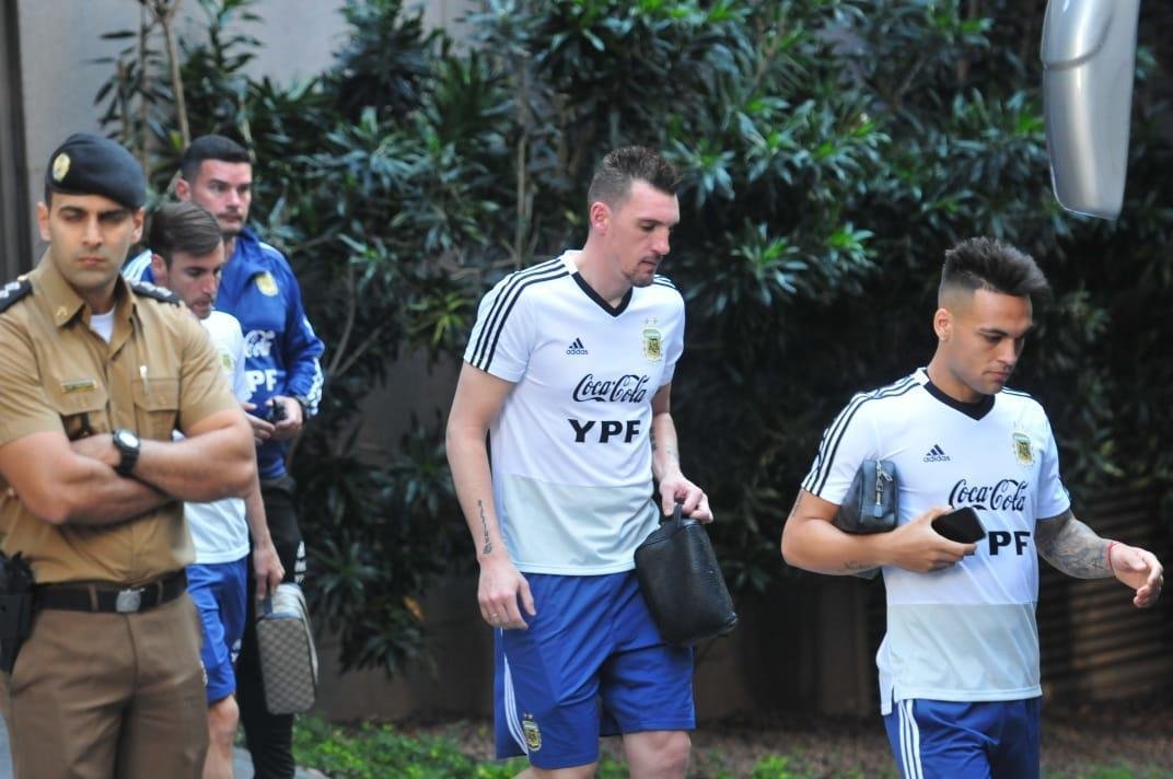 Jogadores da Argentina embarcam rumo ao treino no Independência