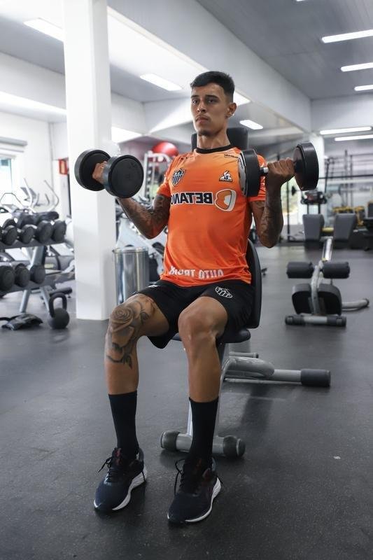 Nesta tera-feira (18), o Atltico realizou o segundo dia de trabalhos na pr-temporada 2022. Novamente com trabalhos fsicos, os atletas fizeram atividades na academia e tambm de corrida nos campos da Cidade do Galo, em Vespasiano. Ausncia, o atacante Jefferson Savarino busca solucionar burocracias para retornar da Venezuela e se juntar ao grupo alvinegro.