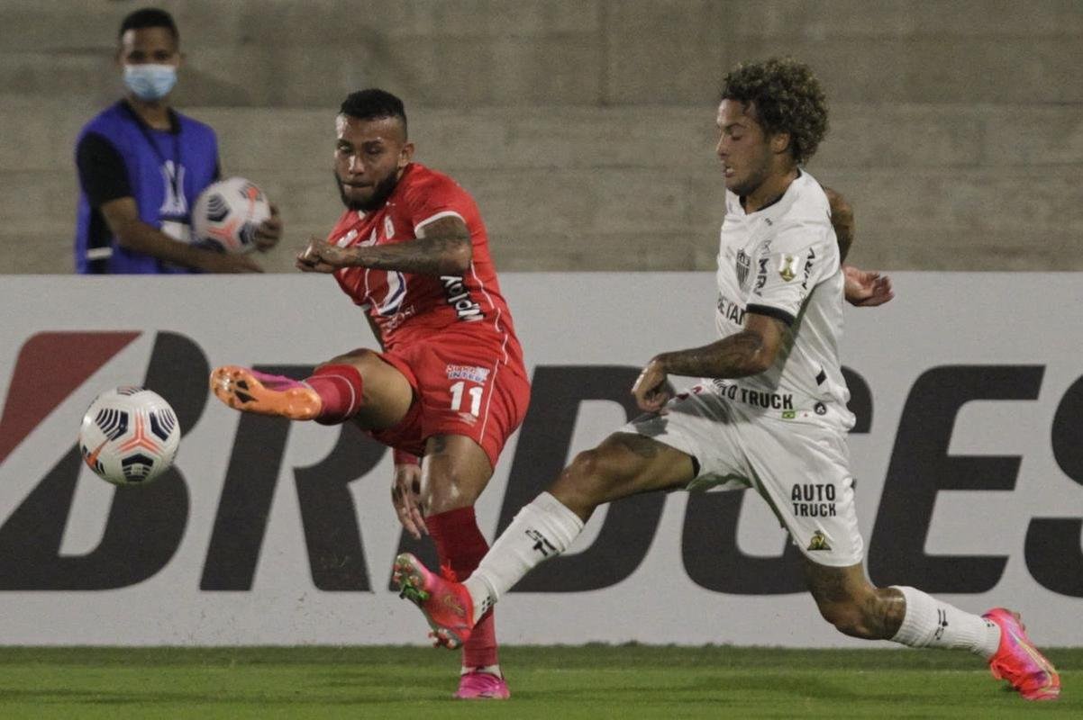 Jogo entre Amrica de Cli e Atltico, em Barranquilla, pela Copa Libertadores, teve diversas paralisaes devido aos efeitos do gs de pimenta nos atletas. Protestos do lado de fora do estdio, contra o governo, tiveram consequncias no gramado. 