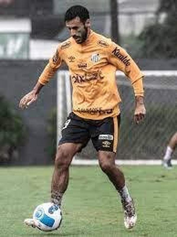 Camacho - 32 anos - meia do Santos
