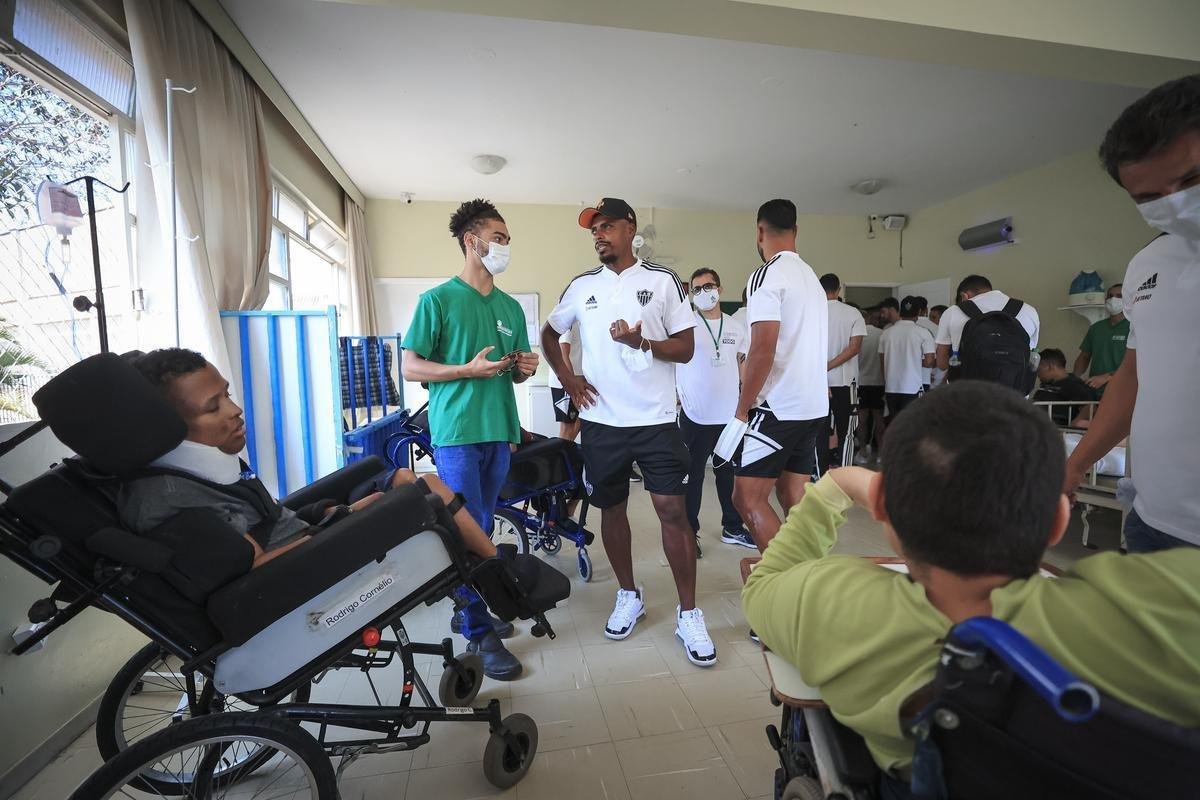 Jogadores do Atltico visitam Ncleo Assistencial Caminhos para Jesus