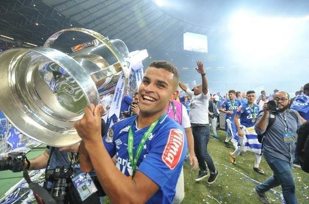 Depois da vitria por 5 a 3 nos pnaltis, que teve Fbio como heri, jogadores e comisso tcnica comemoraram muito no gramado do Mineiro. Capito Henrique ergueu a taa do penta no Gigante