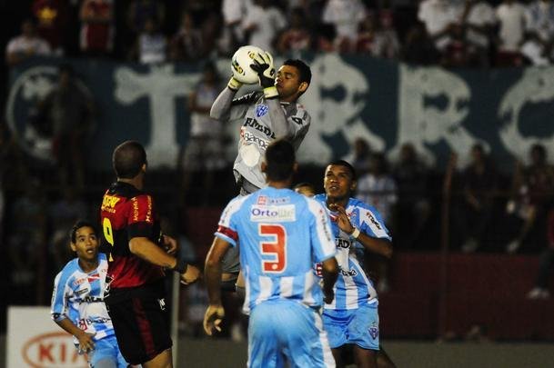Quarto goleiro de 2011, Paulo Rafael fez apenas um jogo pelo Sport, contra o Goiás, depois de impedimento contratual de Calaça e lesões de Magrão e Saulo. Na foto: Paulo enfrenta o Sport na Copa do Brasil do ano seguinte, pelo Paysandu