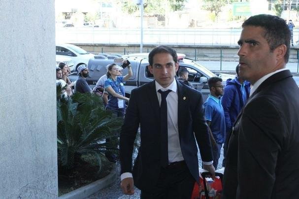 Repleta de estrelas, Seleo Uruguaia chegou a Belo Horizonte no comeo da tarde para a disputa da Copa Amrica. Cavani e Surez, as principais estrelas, mostraram muita simpatia. O meia De Arrascaeta, ex-Cruzeiro, atendeu a um f, mas passou pela imprensa sem dar entrevistas