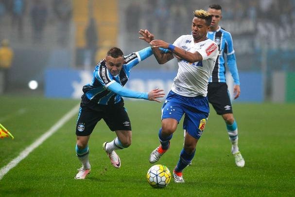 Sob forte neblina em Porto Alegre, Cruzeiro  batido pelo Grmio e vai para lanterna do Brasileiro