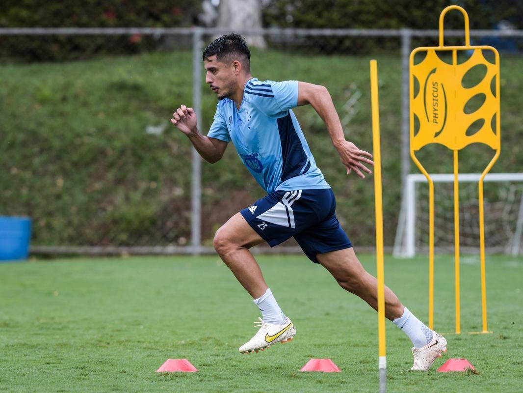 Neto Moura, meio-campista