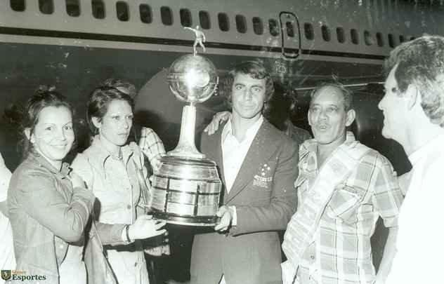 Jogadores do Cruzeiro desembarcam na Pampulha e, em seguida, saem em carro aberto por BH