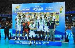 Jogadores do Taubat sendo premiados pelo vice-campeonato da Superliga