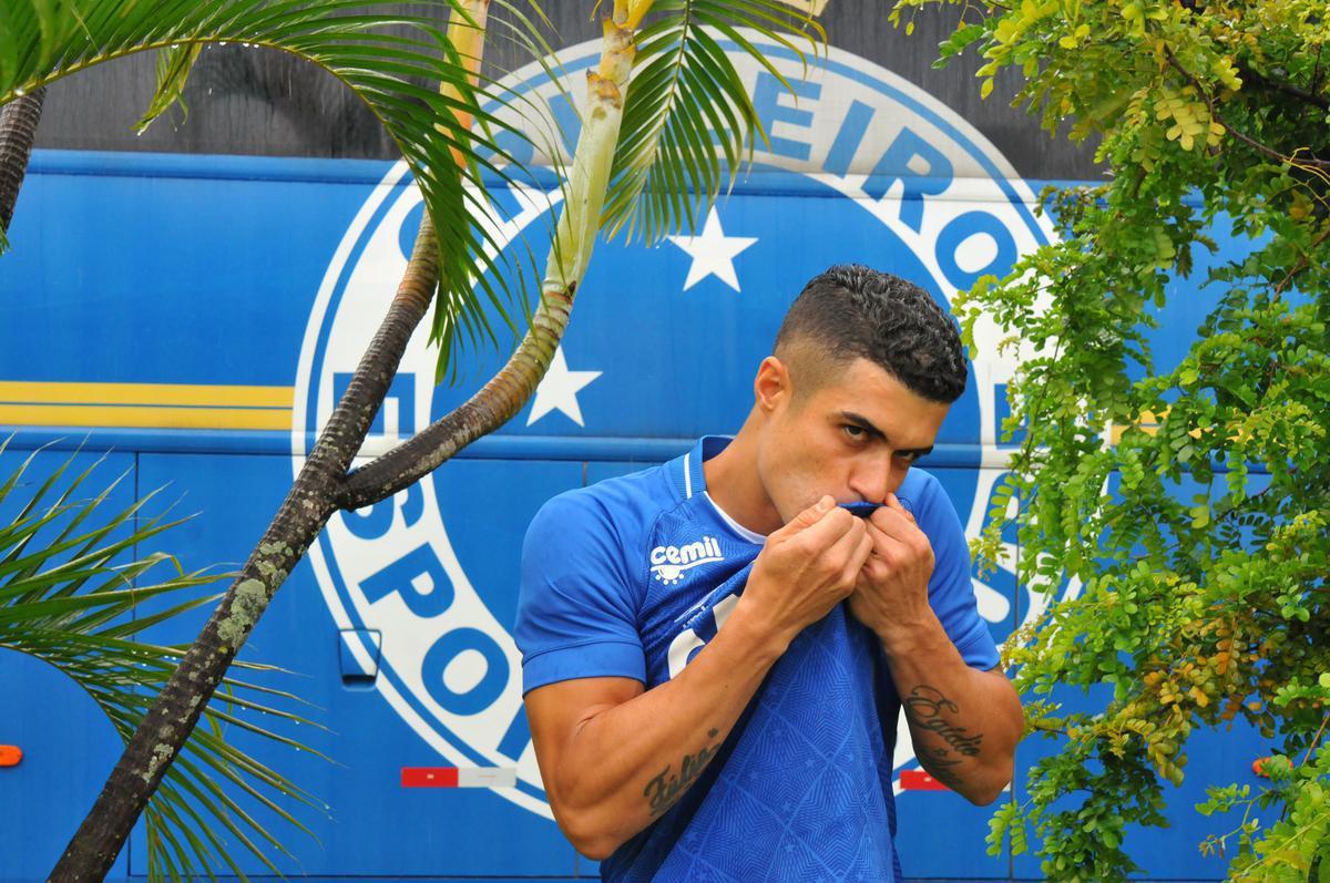 Egdio chegou ao Cruzeiro em 2013 referendado pela tima temporada no Gois, em 2012, quando marcou oito gols e deu 28 assistncias em 61 jogos e ajudou o time a ganhar o estadual e a Srie B. Na Raposa, deu continuidade ao bom futebol e participou ativamente do bicampeonato da Srie A, em 2013 e 2014. Na segunda conquista, foi eleito o melhor da posio. Em janeiro de 2015, transferiu-se para o Dnipro, da Ucrnia, porm ficou por l durante apenas trs meses devido ao no recebimento de salrios. No fim de maro, assinou com o Palmeiras at dezembro de 2017. Em 2018, voltou ao Cruzeiro, que buscava um substituto para Diogo Barbosa. O camisa 6 foi do cu ao inferno com a conquista de trs ttulos (uma Copa do Brasil e dois Mineiros) e o rebaixamento  segunda diviso nacional. Pelo time celeste, o lateral-esquerdo disputou 209 partidas, marcou cinco gols e colaborou com 29 assistncias. Em 2020, foi liberado em definitivo para o Fluminense, onde atualmente  reserva.