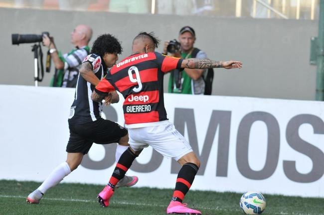 Lances do primeiro tempo do jogo entre Atl�tico e Flamengo no Independ�ncia