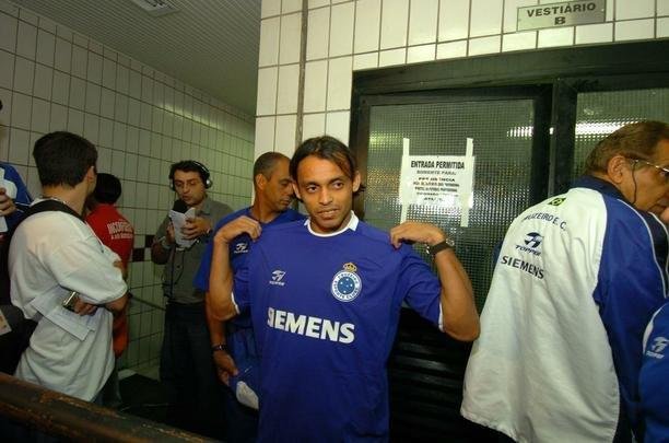 Wando (2005) - citado pelo seu empresário como 'Robinho melhorado e com estilo de jogo de Garrincha', o velocista não anotou um golzinho sequer nos 15 jogos a serviço do Cruzeiro em 2005. E olha que ele havia marcado nove vezes no Vila Nova-GO na disputa da Série B do mesmo ano. Talvez sua grande atuação tenha sido no empate heroico com o Vasco por 3 a 3, em São Januário. Acionado no lugar de Adriano Gabiru quando os cariocas venciam por 3 a 1, Wando fez a jogada que originou o pênalti convertido por Kelly e deu o cruzamento para Diego balançar a rede.