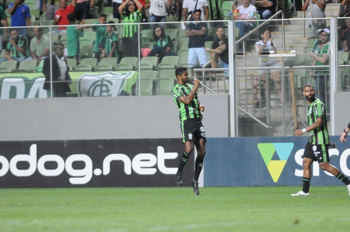Imagens do duelo entre Amrica e CRB, no Independncia, pela 26 rodada da Srie B