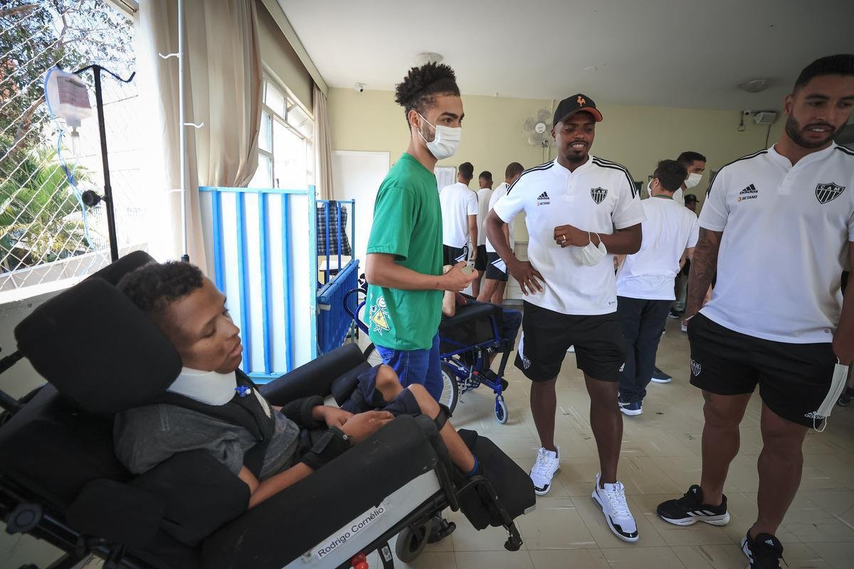 Jogadores do Atltico visitam Ncleo Assistencial Caminhos para Jesus
