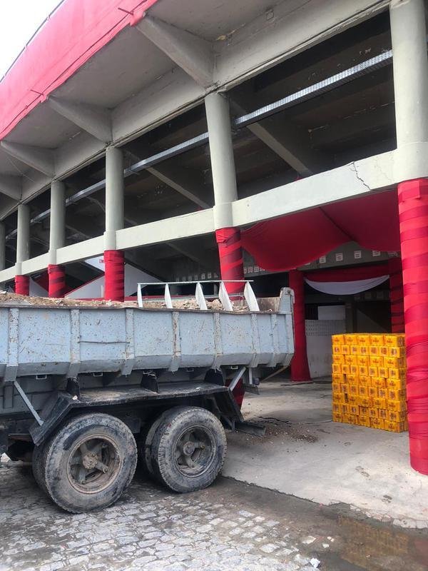 Na tarde desta sexta-feira (21), um caminhão, que estava sendo utilizado na reforma de uma das quadras dos Aflitos, acabou descendo e quebrando um portão da sede social e entortando uma das colunas de sustentação do estádio