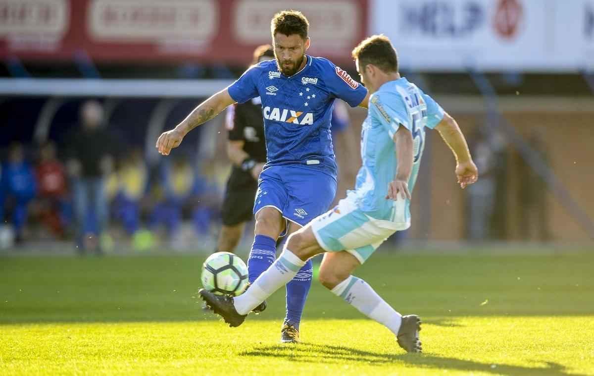 Apesar de ter dominado a partida, Cruzeiro perdeu para o Ava por 1 a 0, neste domingo, na Ressacada