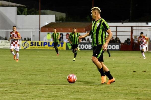 América virou diante do Tombense no fim e conquistou primeira vitória como visitante no Mineiro